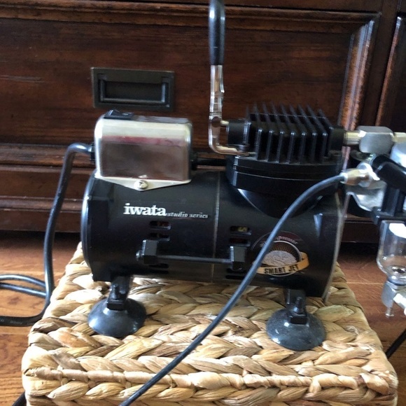 Iwata airbrush compressor - Picture 6 of 9